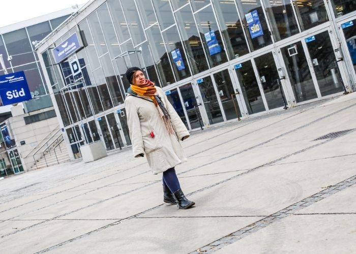 Fußgängerin geht an der Wiener Stadthalle vorbei.