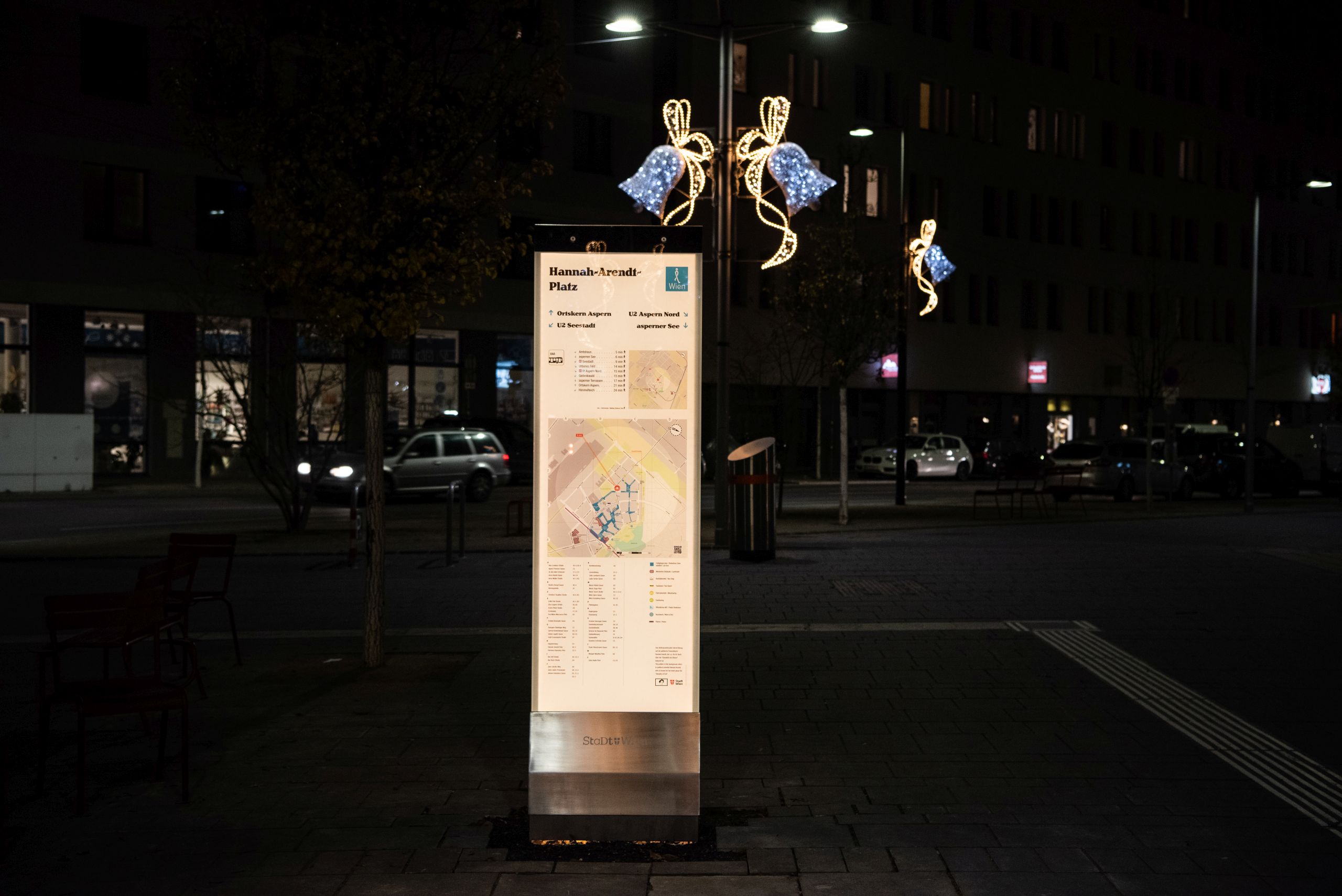 Nachtaufnahme der Stele am Hannah-Arendt-Platz in der Seestadt © aspern Seestadt/Luiza Puiu