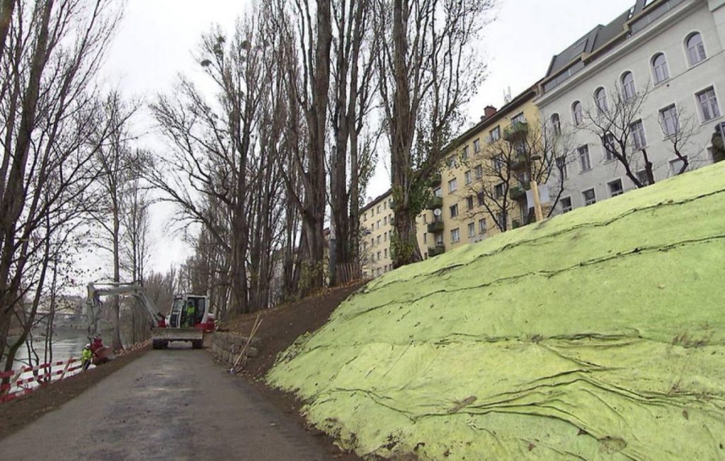 Bau eines Fußwegs am Donaukanalufer.