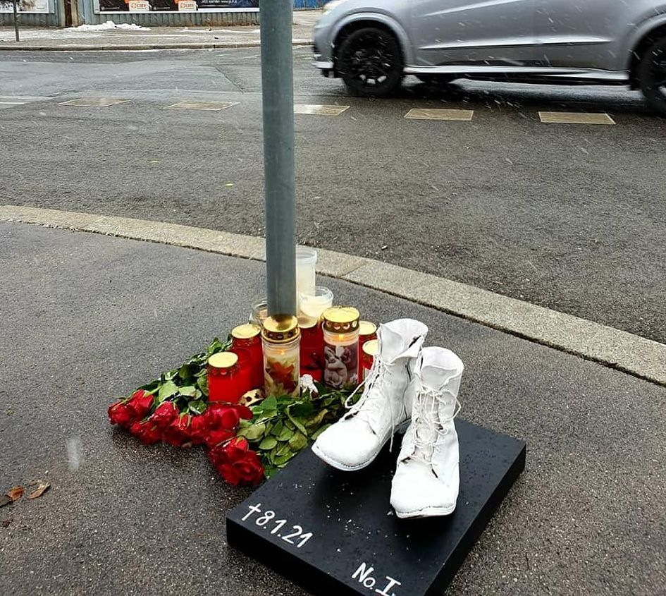 Weiß bemalte Schuhe stehen an der Unfallstelle um als Mahnmal an die getötete Fußgängerin zu erinnern.