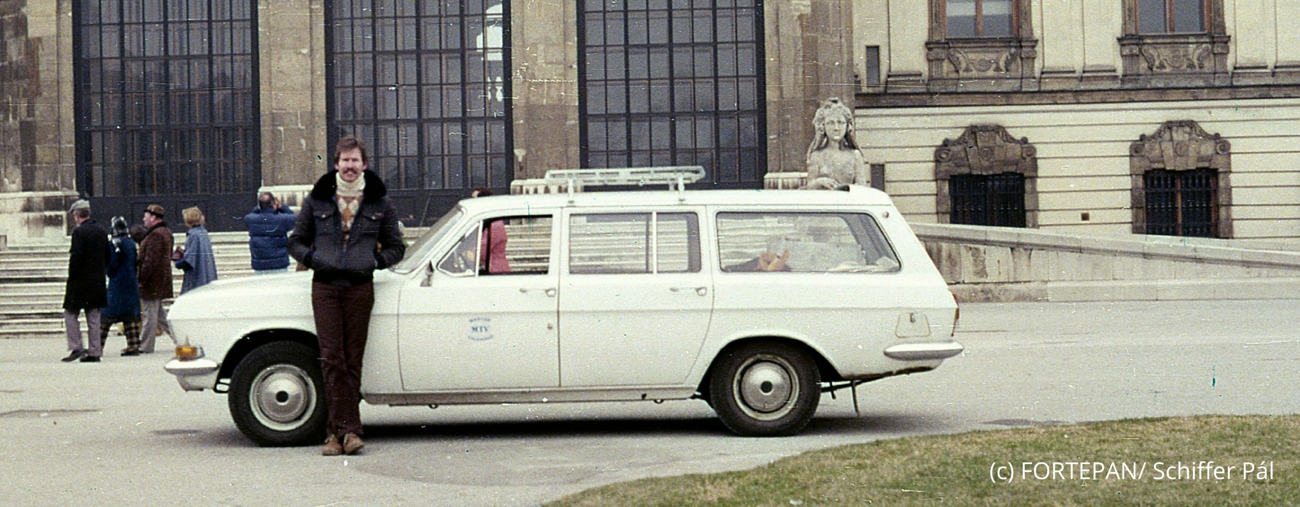 Mann mit Auto vorm Belverdere