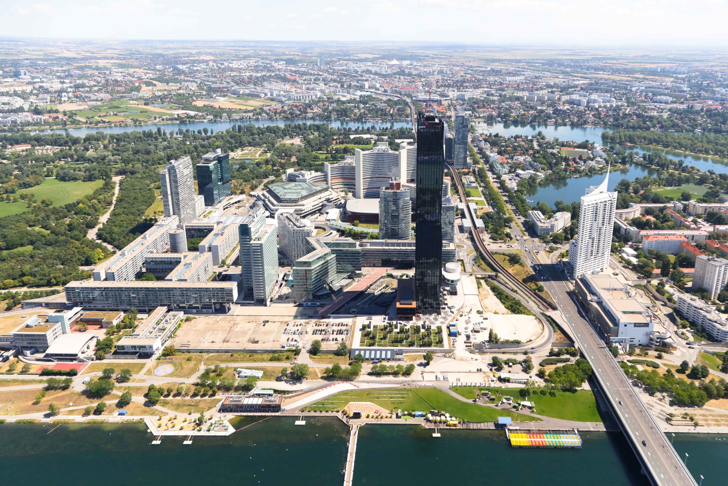 Donau City von oben: im Vordergrund der DC Tower, dahinter UNO-City und Austria Center und die anderen Hochhäuser auf der Donauplatte