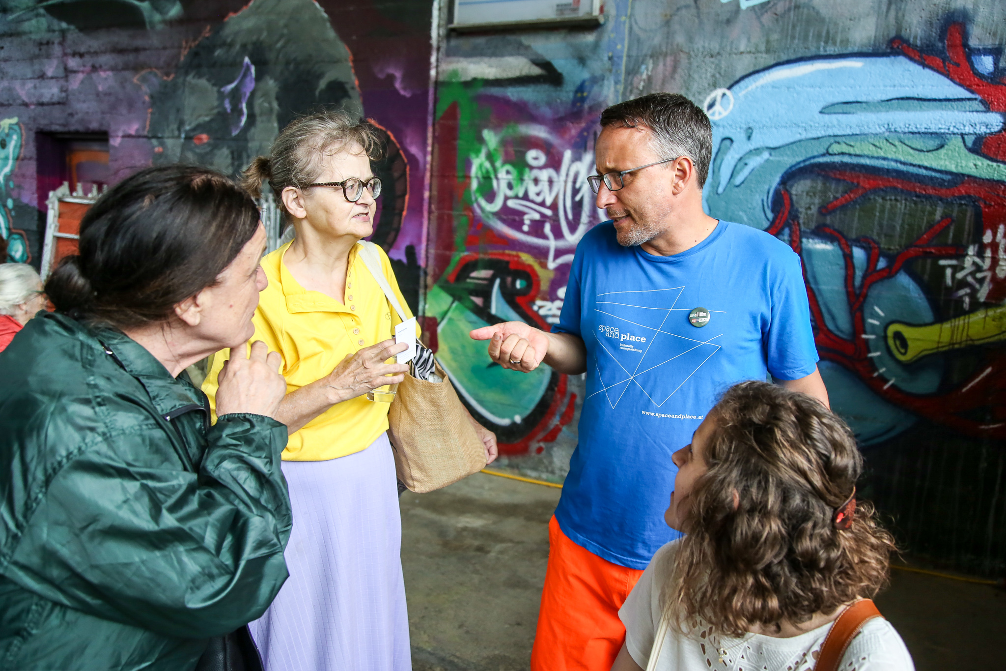 Eugene Quinn im Gespräch mit Teilnehmerinnen am Geh-Café am Donaukanal