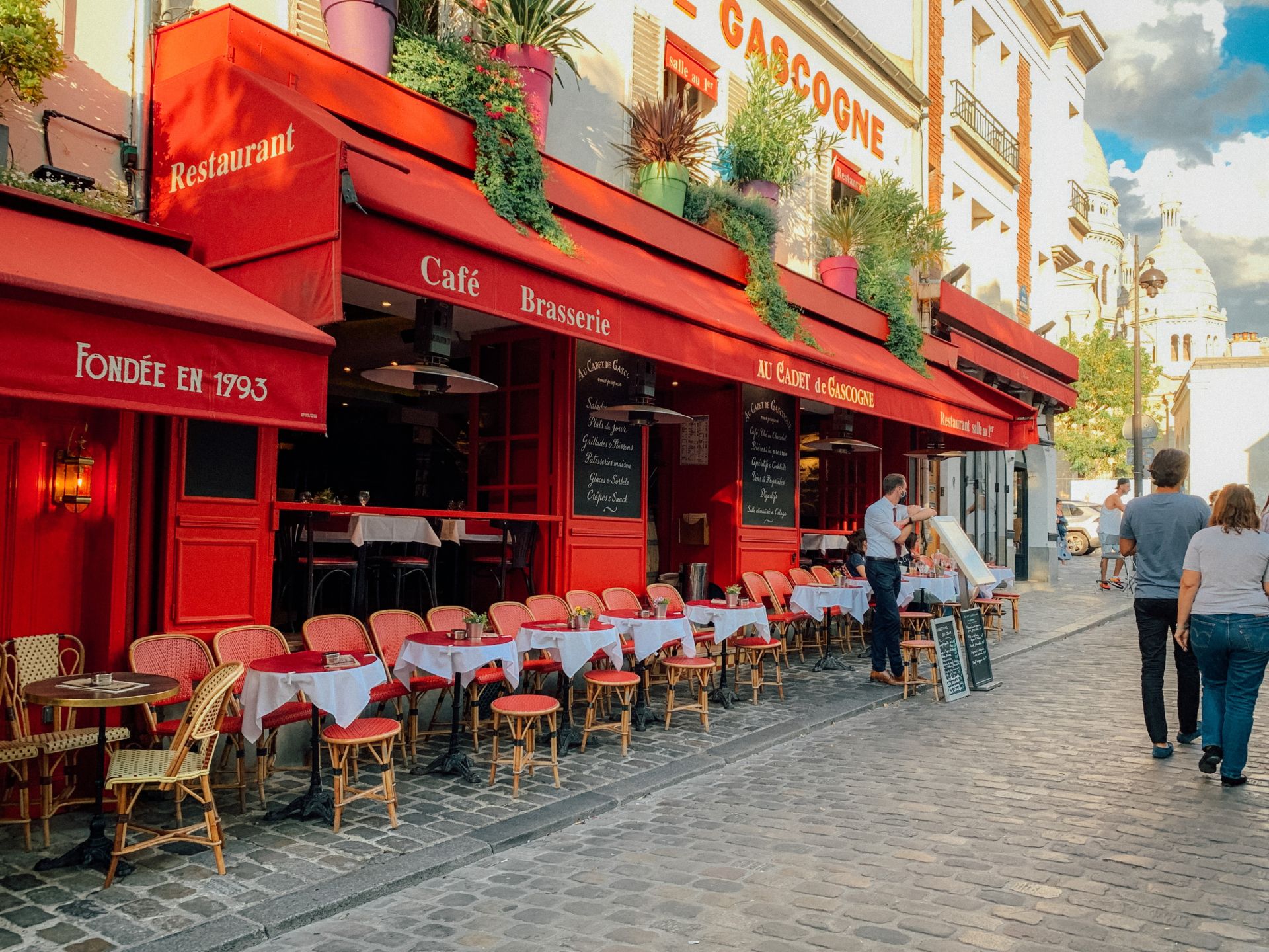 Lokal in Paris, bei dem die Sessel im Schanigarten alle Richtung Straße ausgerichtet sind