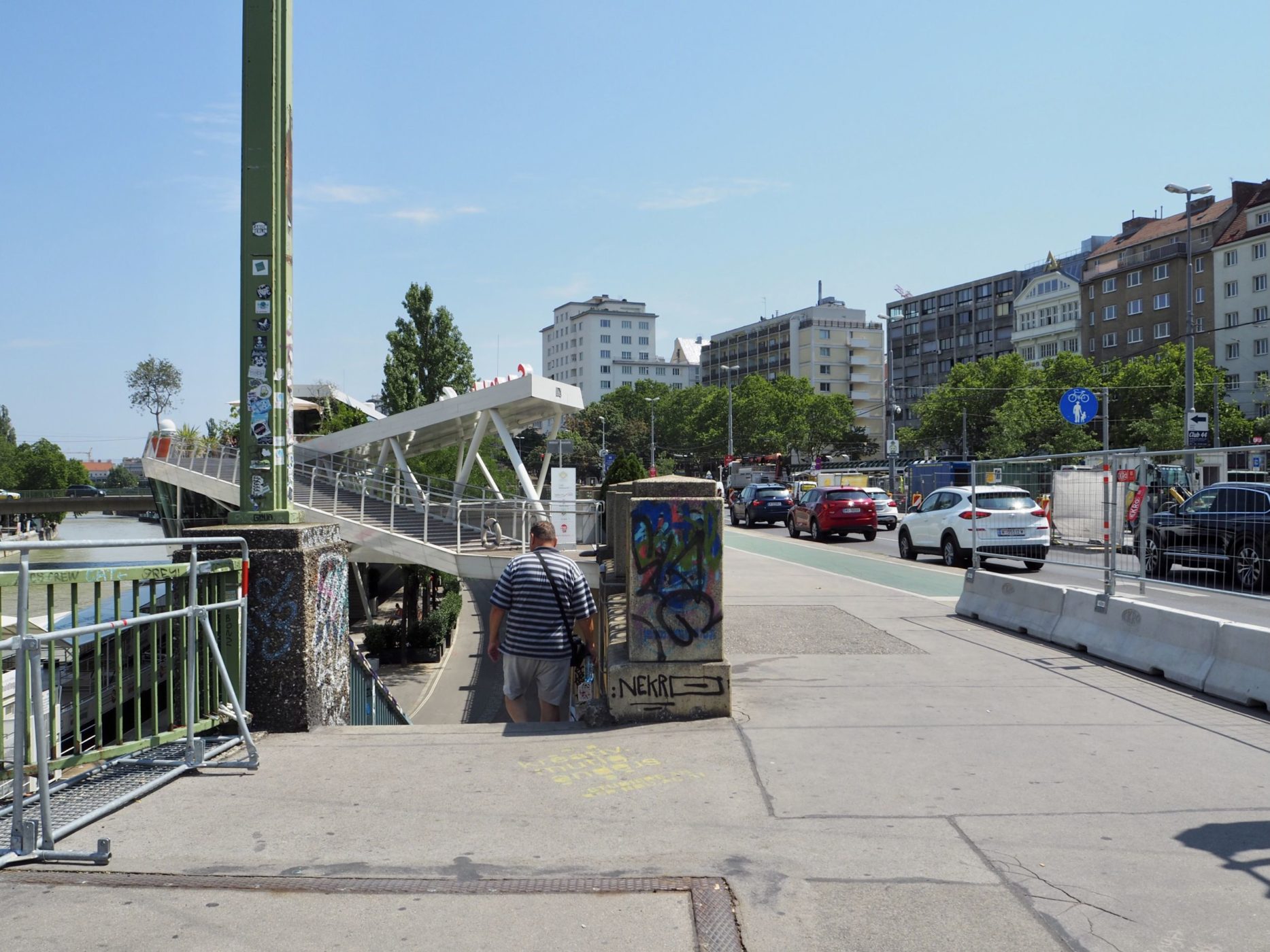 Person geht die Stiegen bei der Marienbrücke zum Donaukanal nach unten