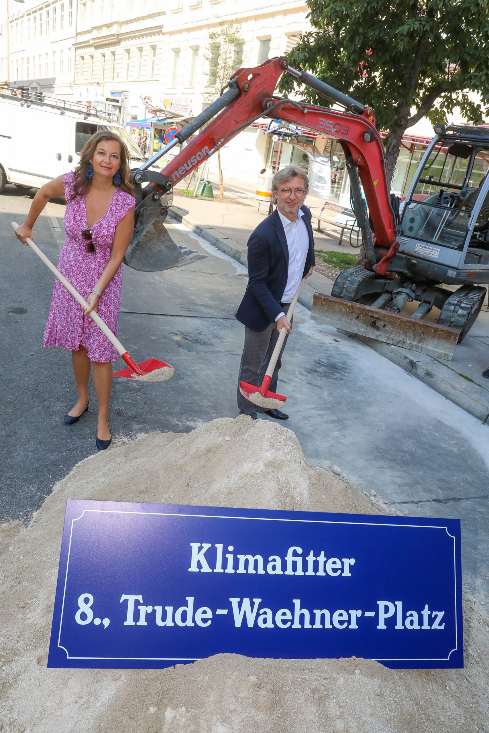 Planungsstadträtin Ulli Sima und Bezirksvorsteher Martin Fabisch beim Spatenstich am Trude-Waehner-Platz