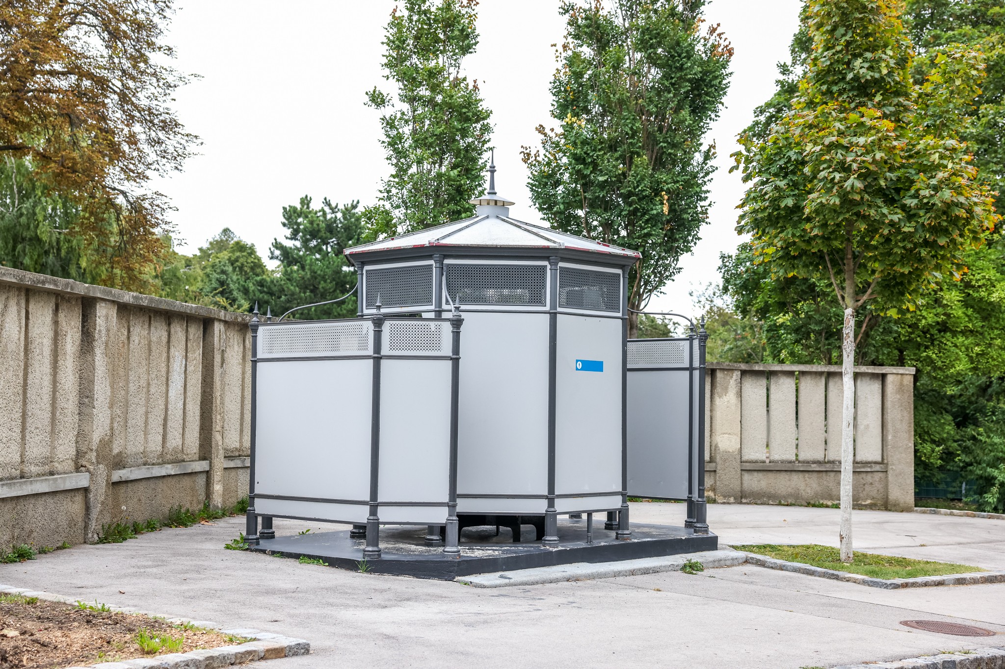 Historische Pissoir-Anlage vorm Dornbacher Friedhof (Foto: Christian Fürthner)