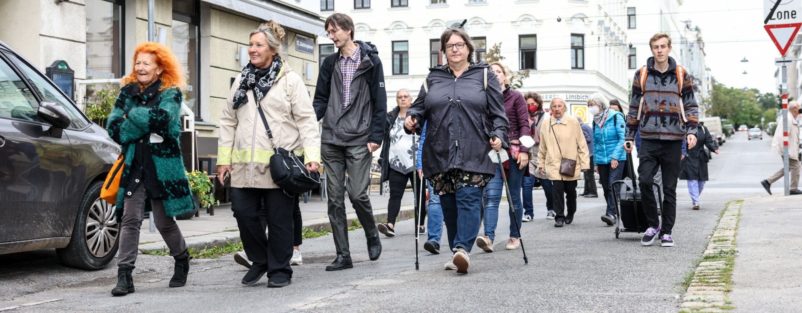 Teilnehmer:innen beim Geh-Café in Hernals