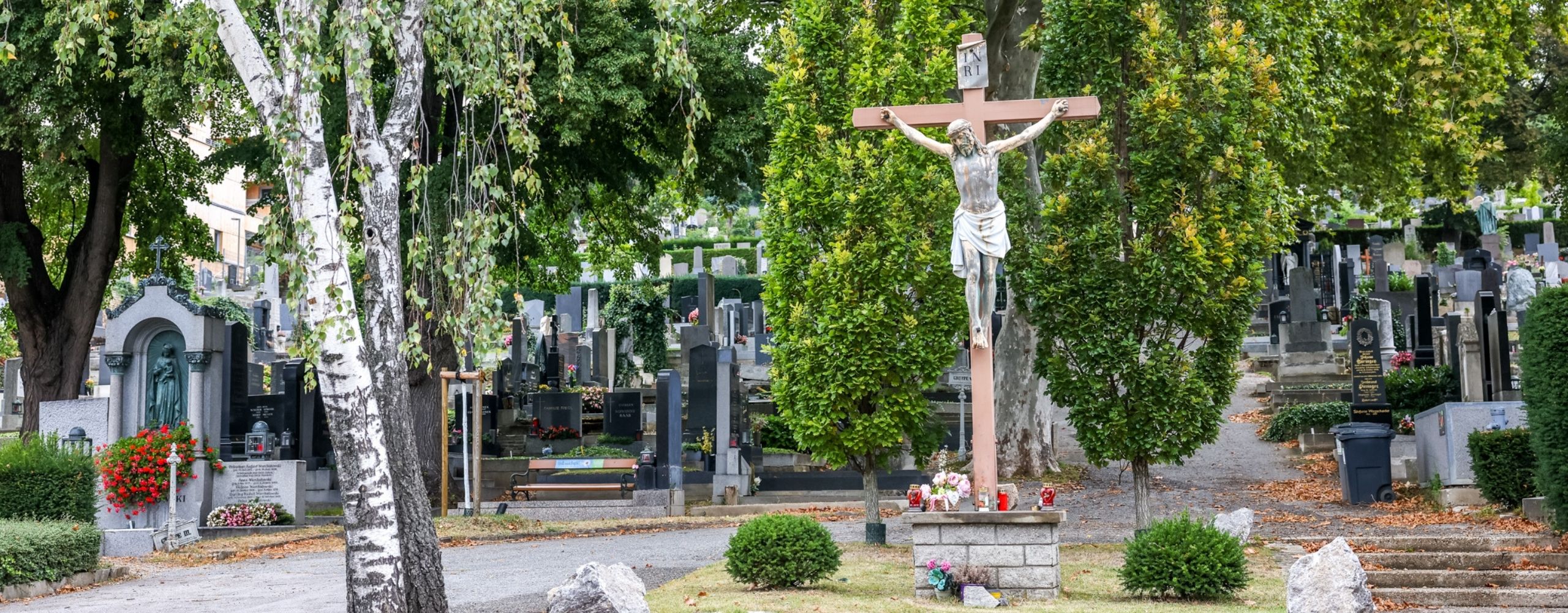 Kreuz und Gräber am Dornbacher Friedhof