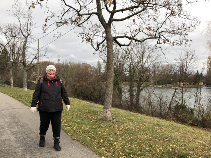 Silvia beim Spazieren am Ufer der Alten Donau
