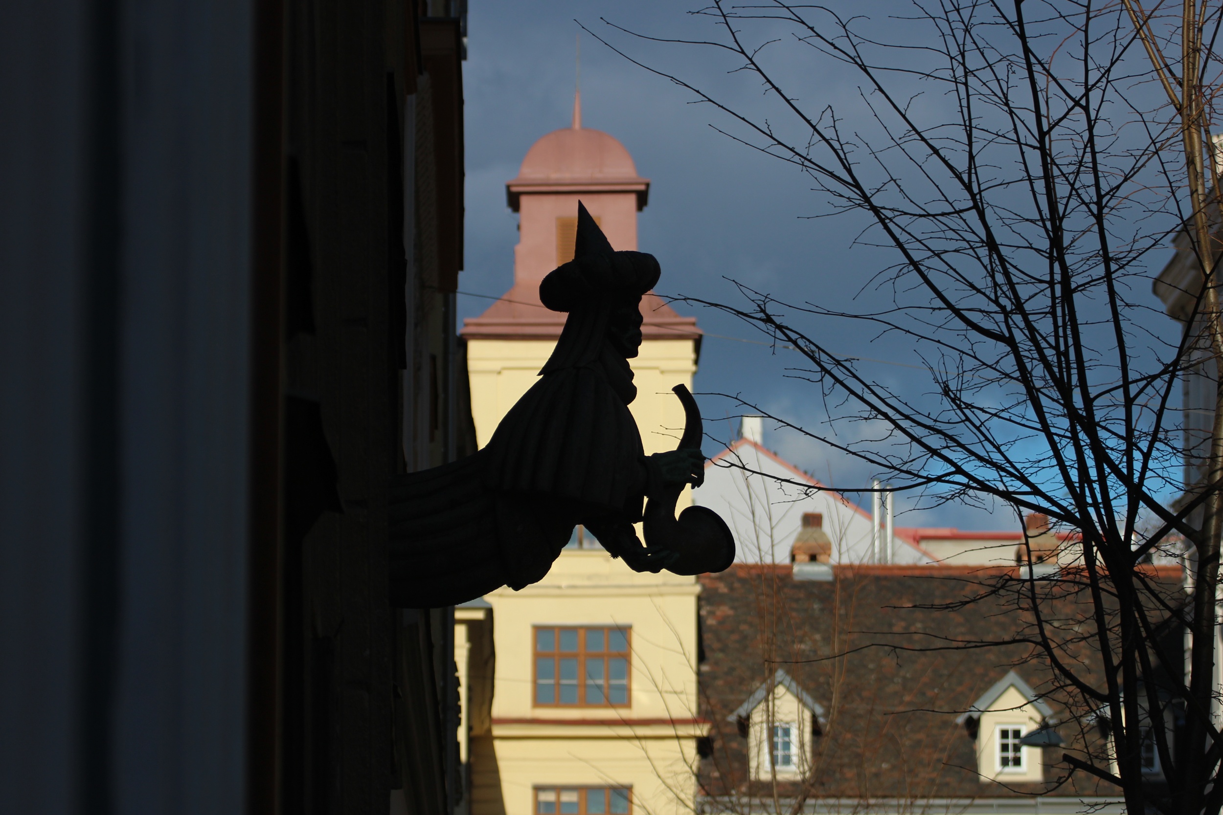 Rauchende Bronzefigur in der Hermanngasse