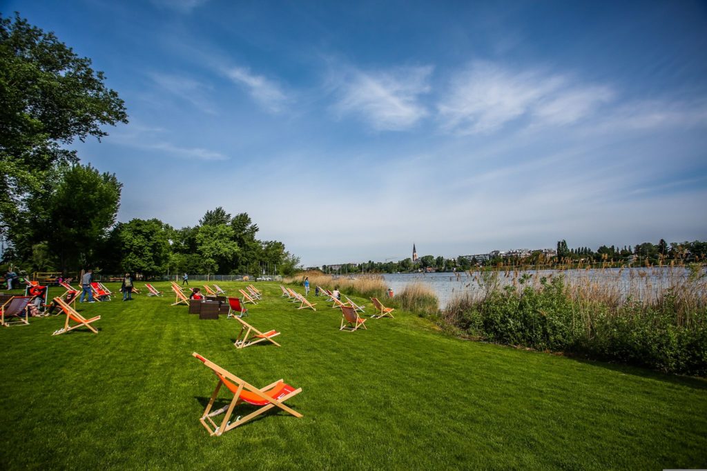 Liegestühle am ArbeiterInnenstrand