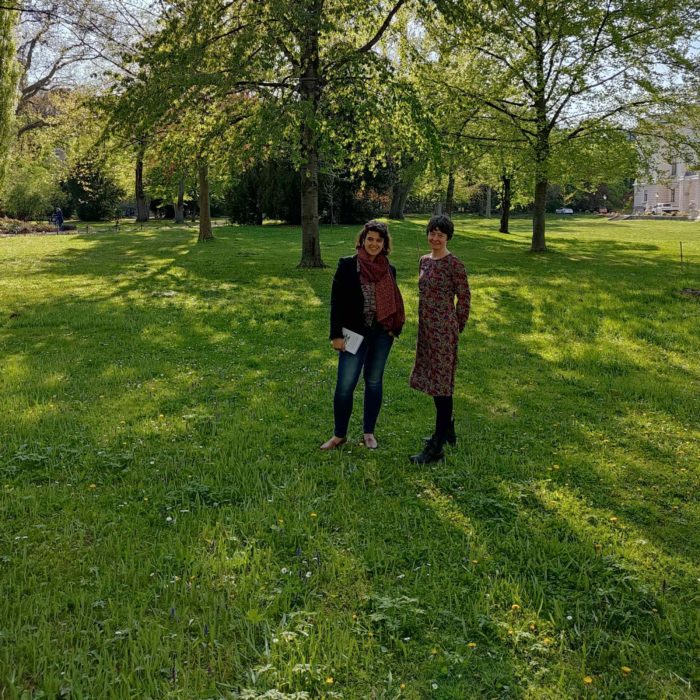 Cristina-Estera Klein und Birgit Lahner im Park