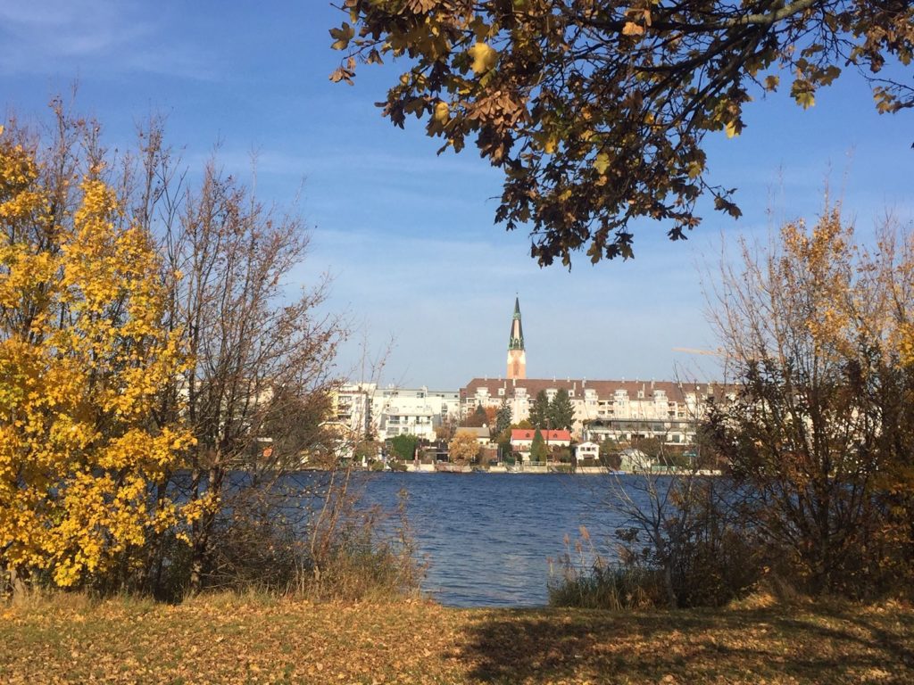 Auf der Romawiese, Blick auf die Kinzerkirche