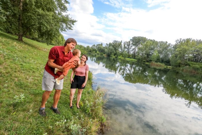 Vater, Mutter und Baby am Ufer des Mühlwasser