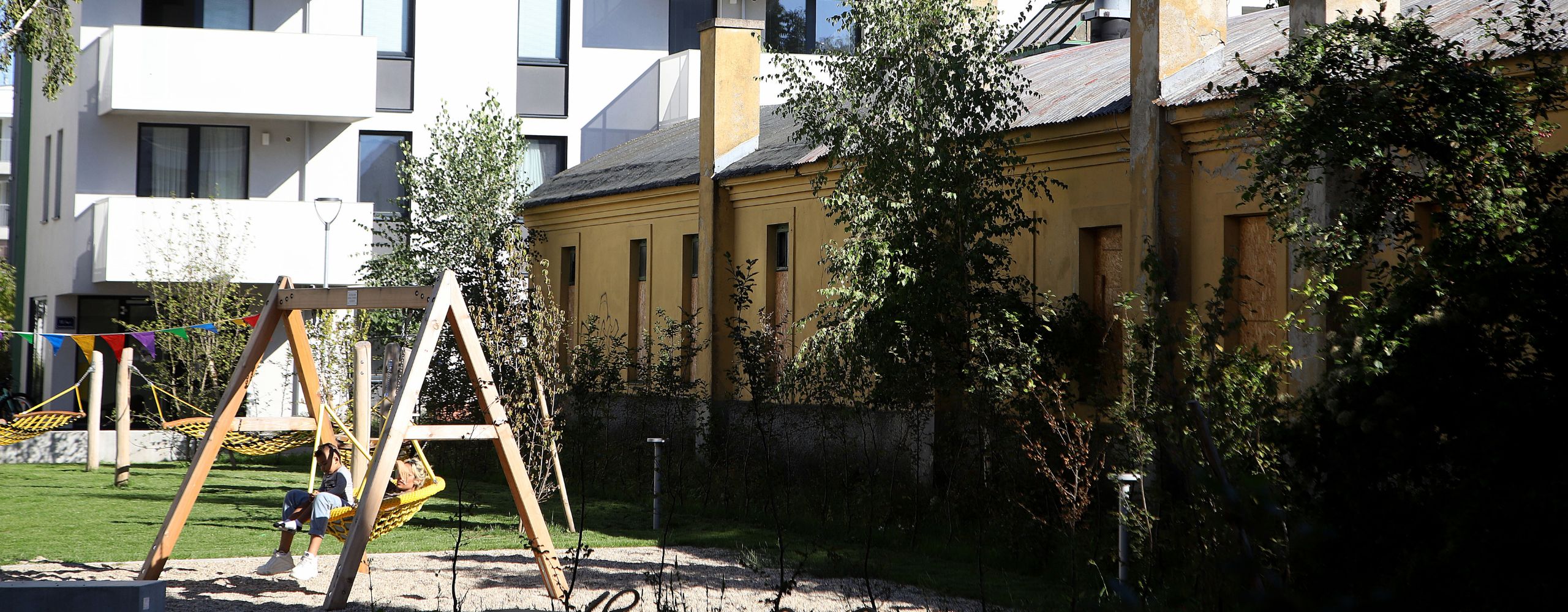 In Neu Leopoldau, neues Wohnhaus neben alten Gebäude des Gaswerks