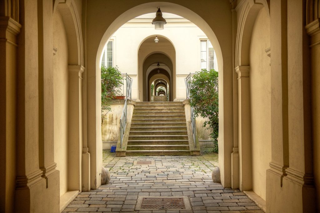 In diesem Durchhaus zwischen Burggasse und Siebensterngasse gleichen Stiegen den Höhenunterschied zwischen den beiden Straßen aus