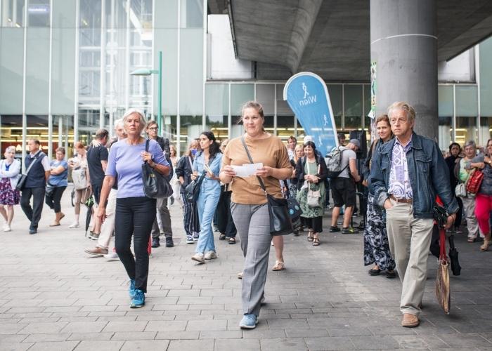 Die Besucherinnen und Bescuher des Geh-V´Cafes am Maria-Restituta-Platz im 20. Bezirk.
