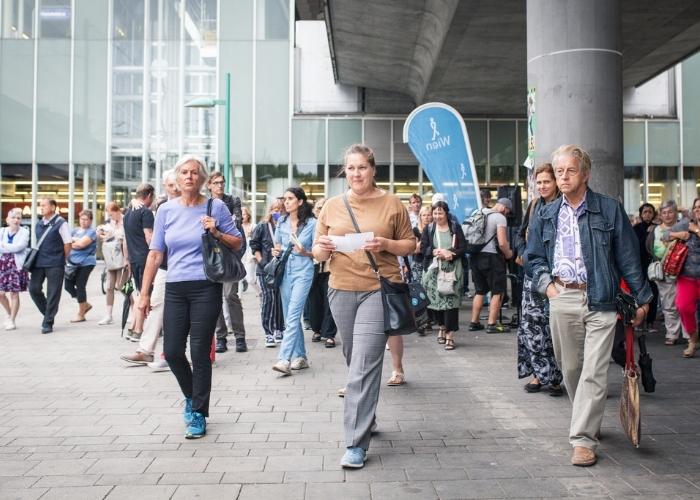 Die Besucherinnen und Bescuher des Geh-V´Cafes am Maria-Restituta-Platz im 20. Bezirk.