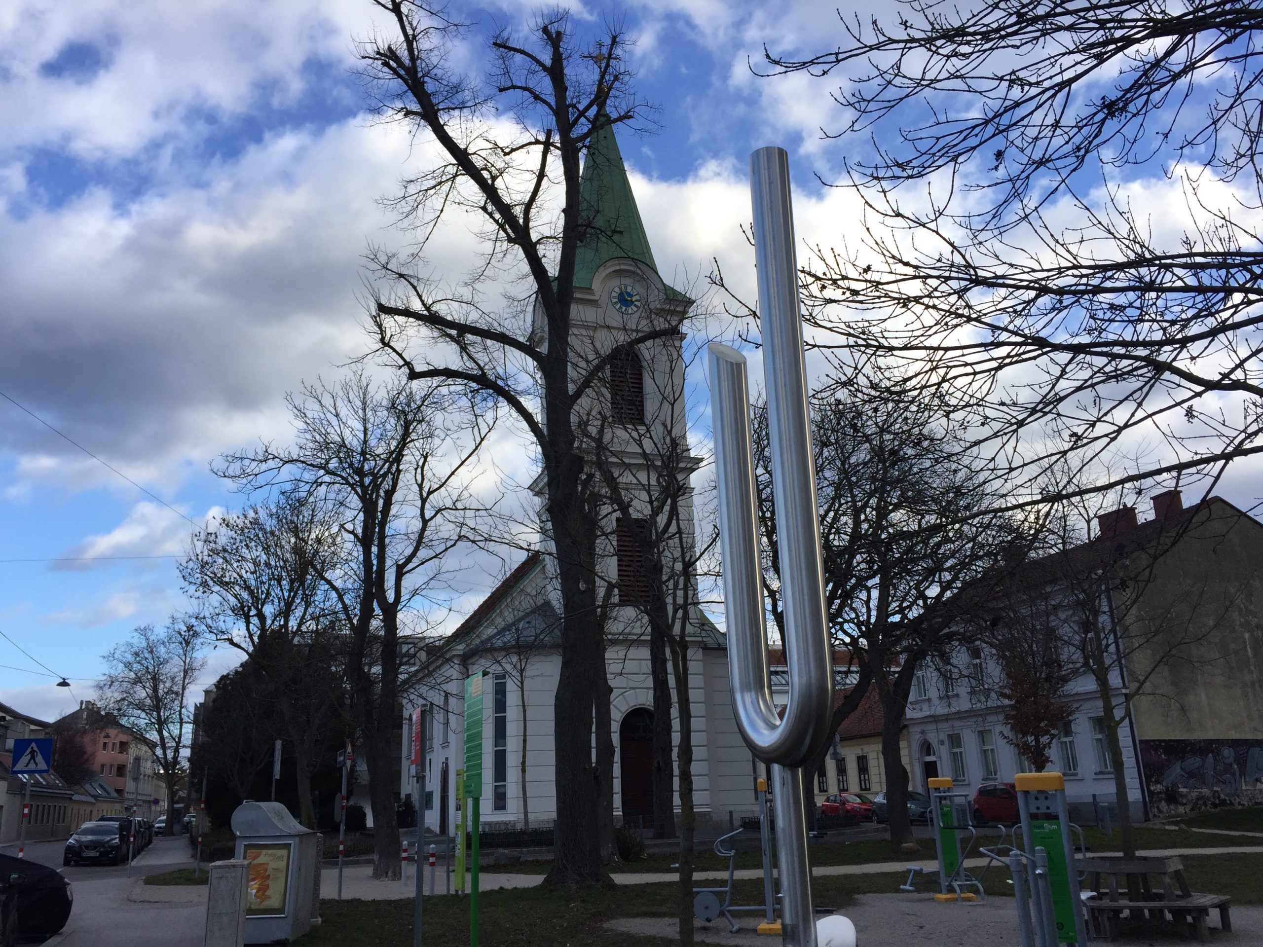 Stimmgabel des Beethovenwegs vor der Lorettokirche