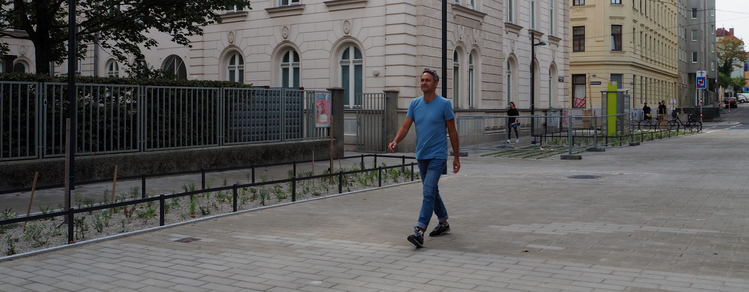 Fußgänger in der neuen Fußgängerzone in der Goldschlagstraße