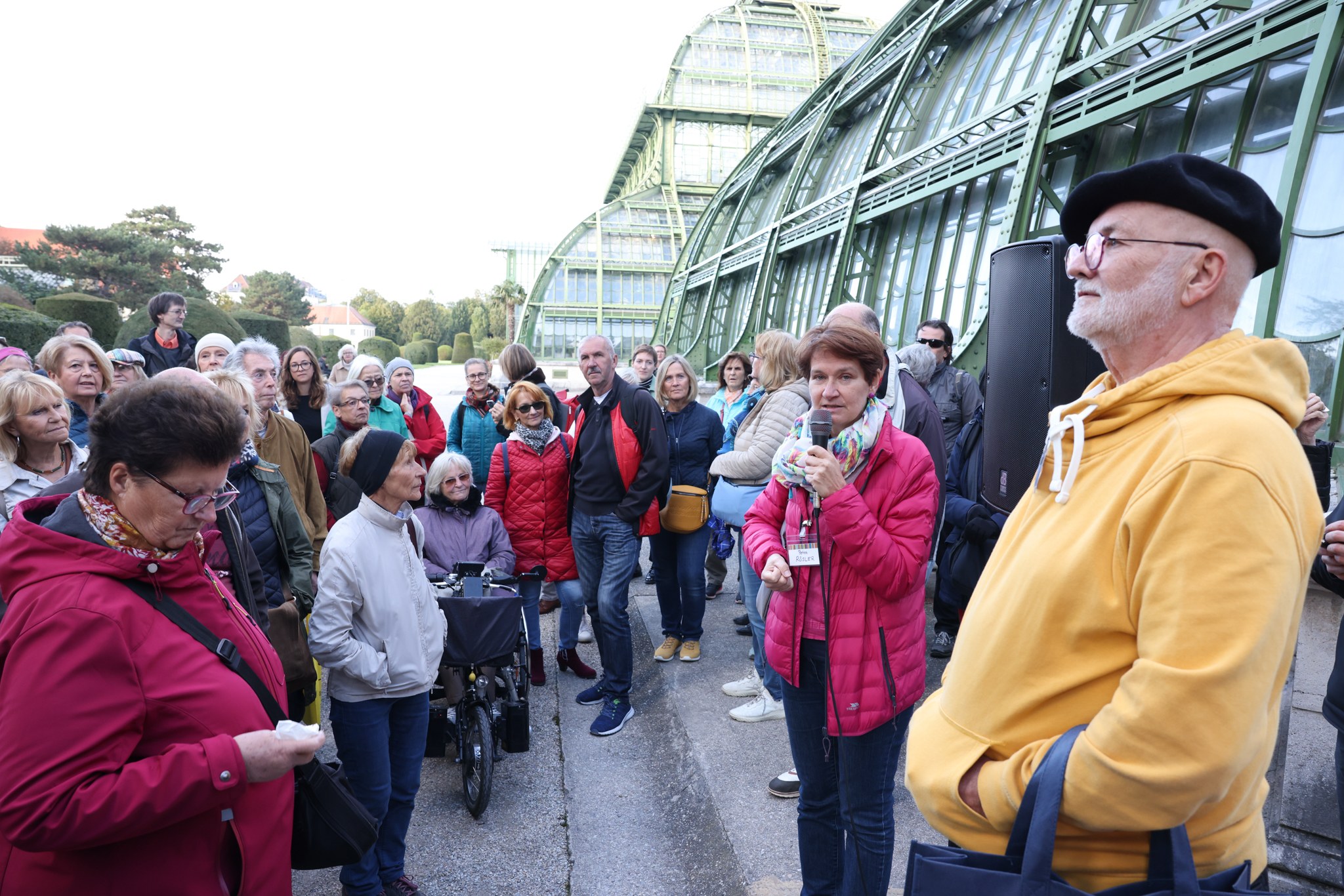 Teilnehmende des Geh-Café, am Mikrofon Petra Rösler