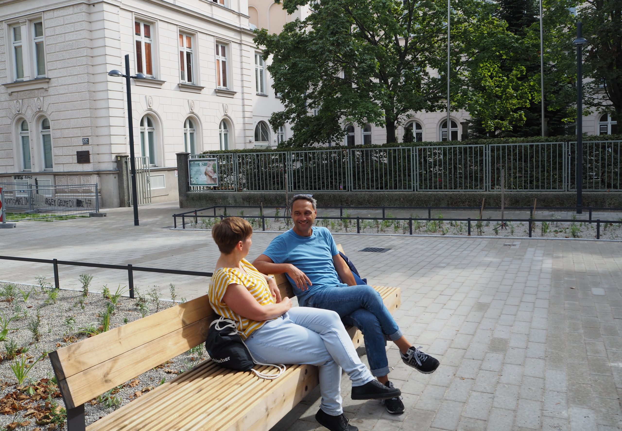 neue Sitzbänke in der neuen Fußgängerzone Goldschlagstraße