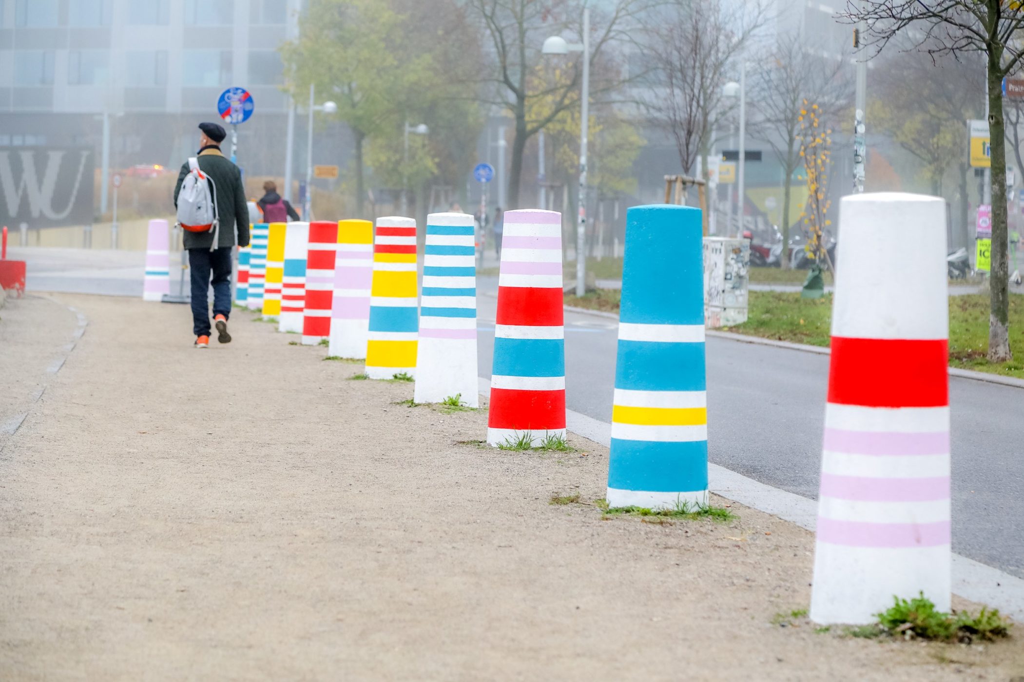 bunte Poller am Messeplatz