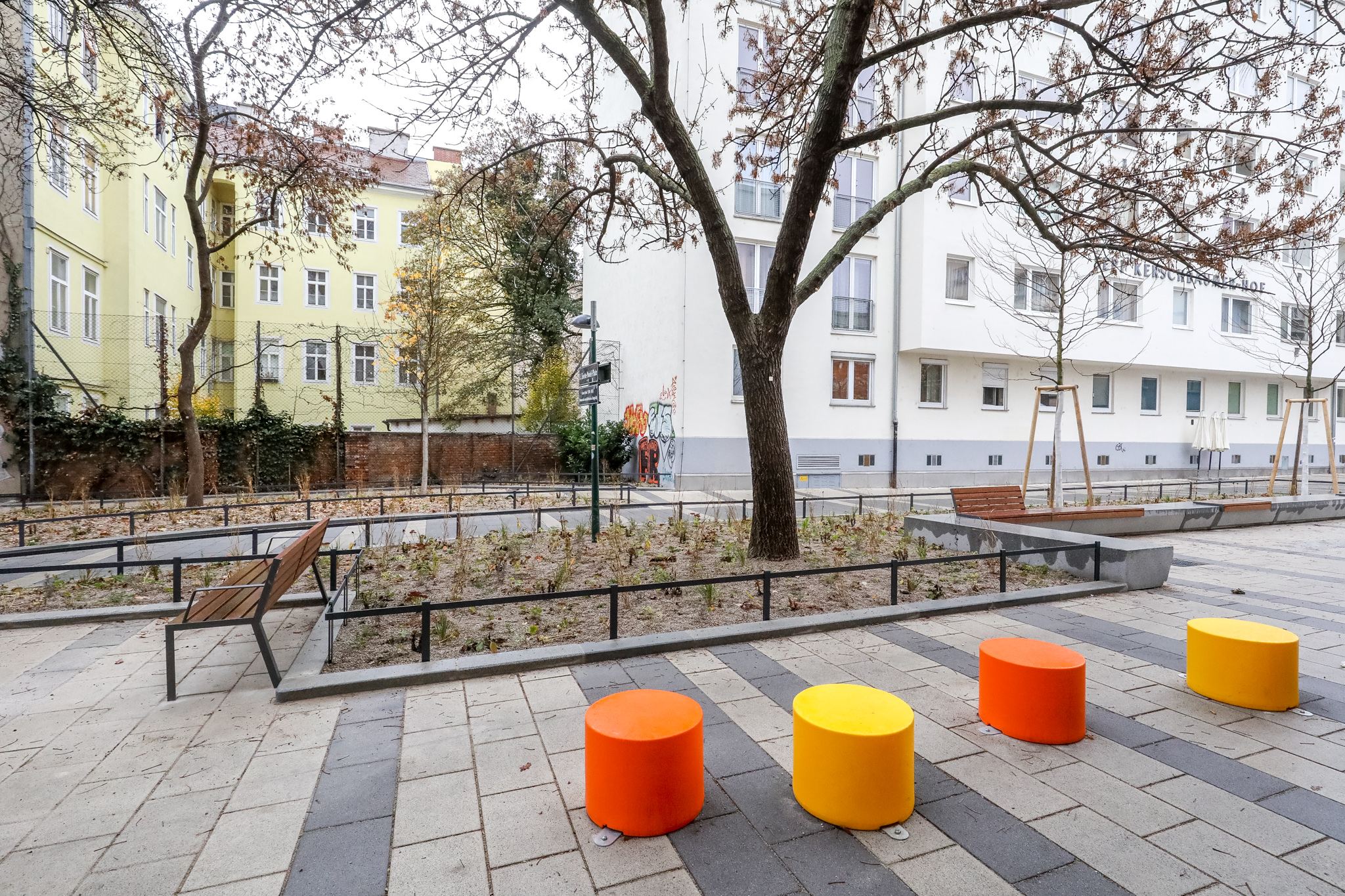 Sitz-Hüpf-Hocker am Lisette-Model-Platz und in der Pfeilgasse