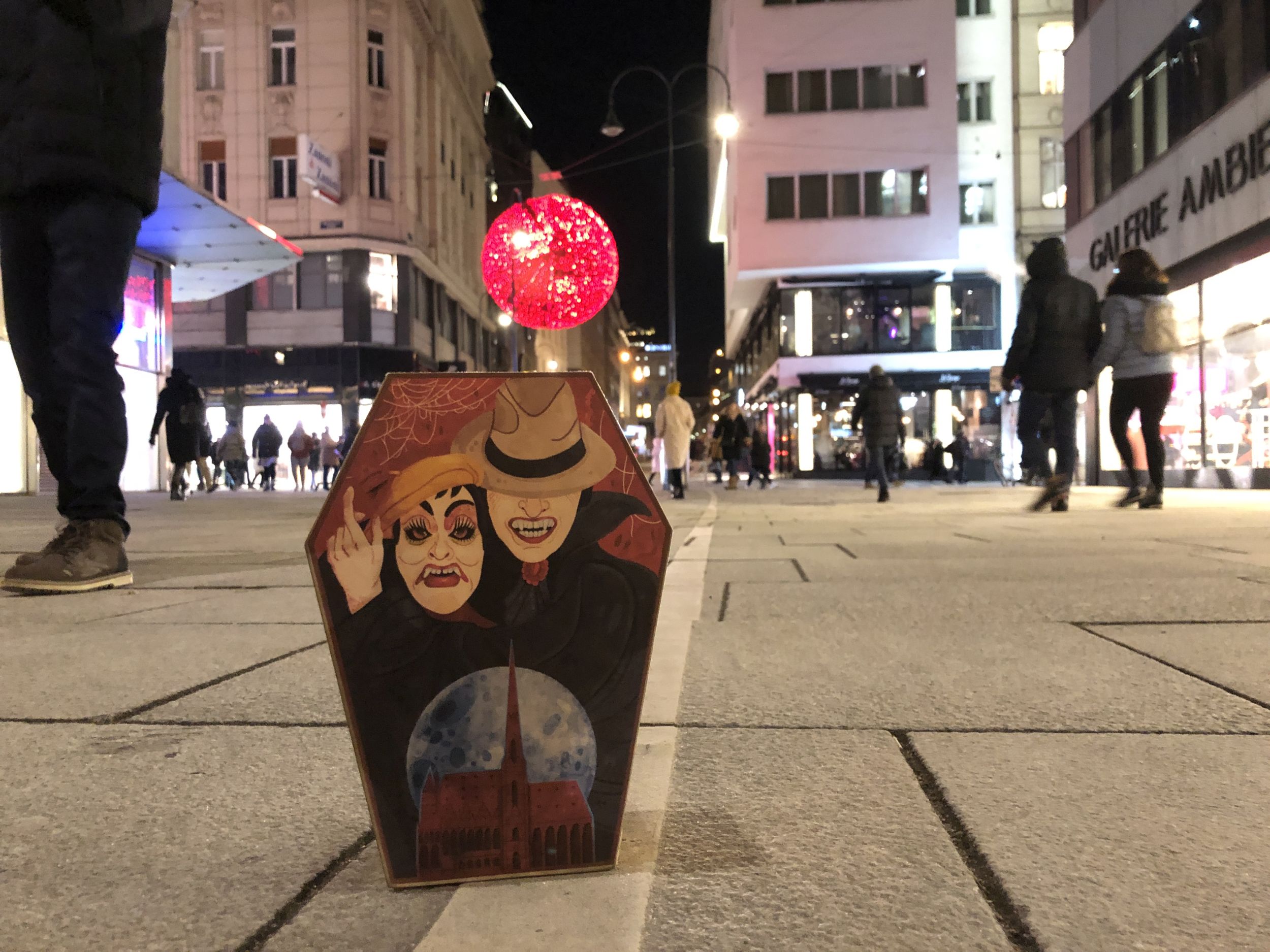 Schachtel des Spiels "Carmilla & Dracula" steht am Boden bei den Rotenturmstraße