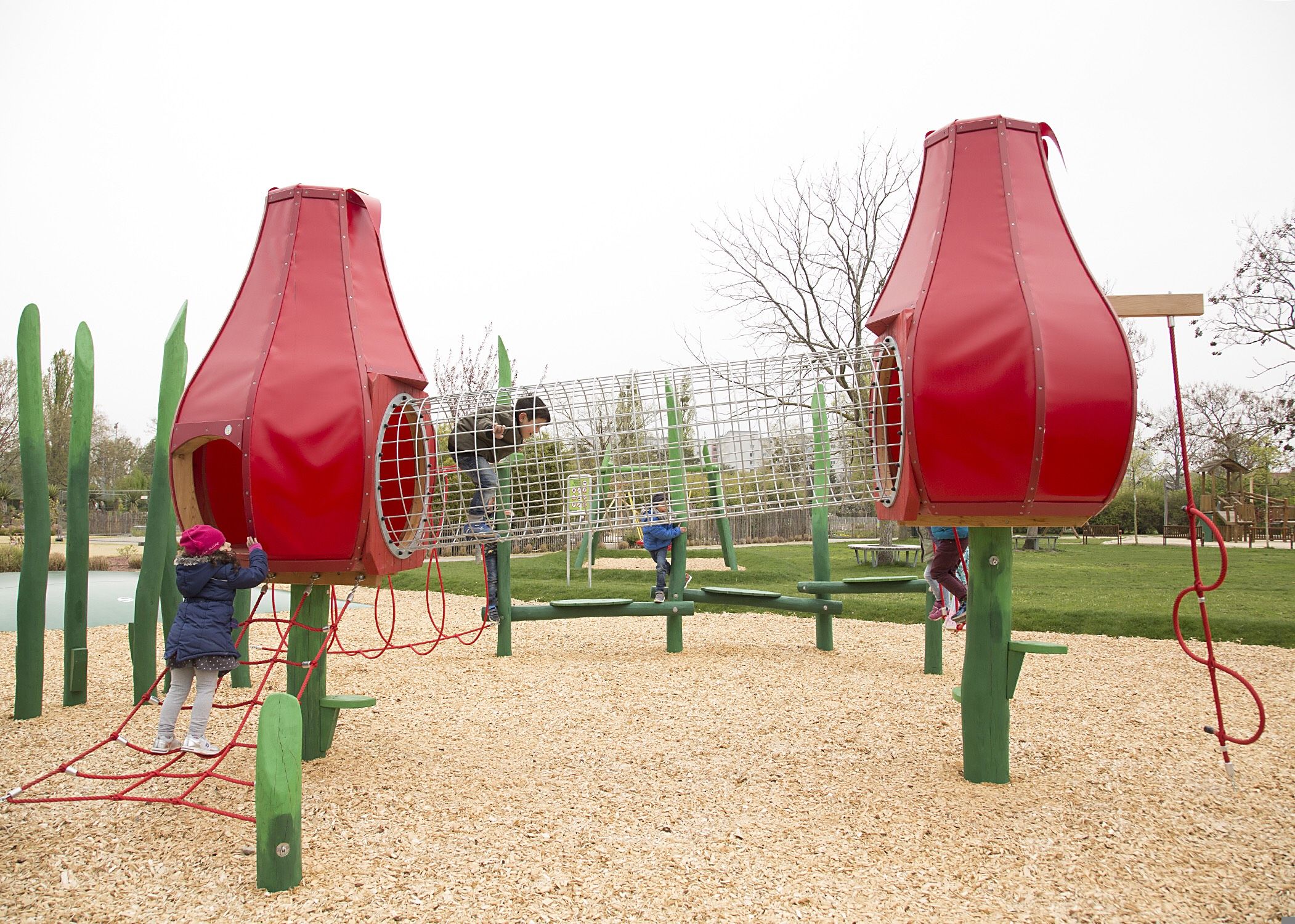 Blumenspielplatz in Hirschstetten, Klettergerüst, das an Tulpen erinnert