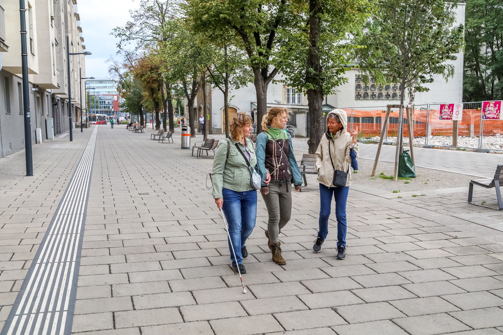 Leitsystem in der Fußgängerzone zwischen Pius-Parsch-Platz und Schleifgasse in Floridsdorf