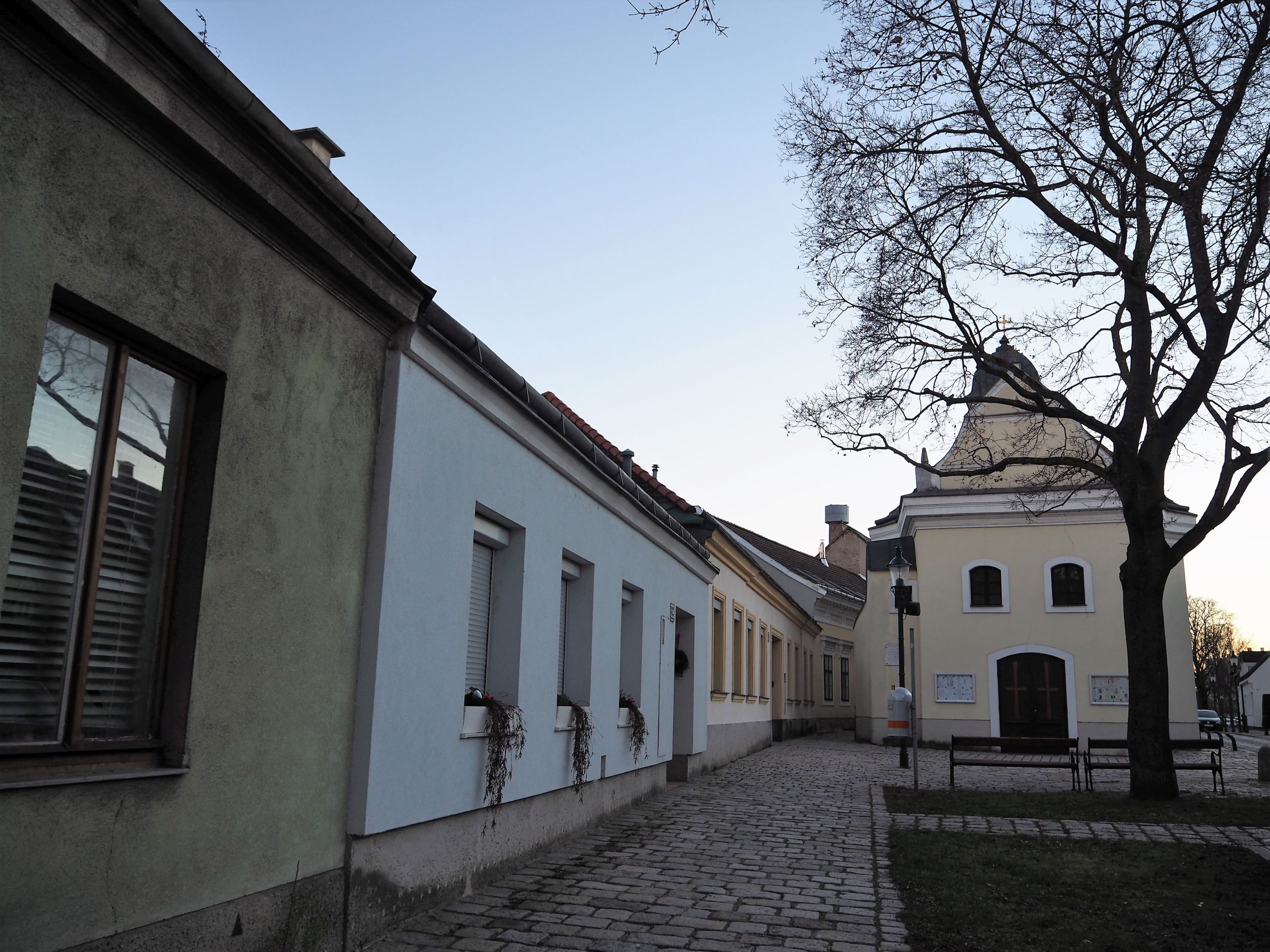 schmaler Weg mit Kopfsteinplasterung bei der Pfarrkirche Groß-Jedlersdorf