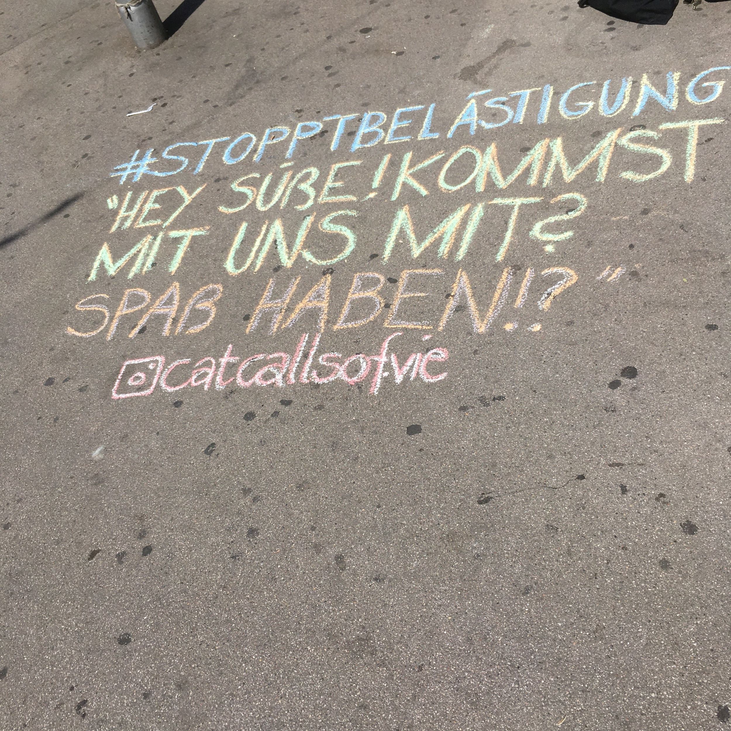 Ankreideschrift auf Asphalt: Stopp Belästigung. "Hey Süße! Kommst mit uns mit? Spaß haben?" @catcallsofvie