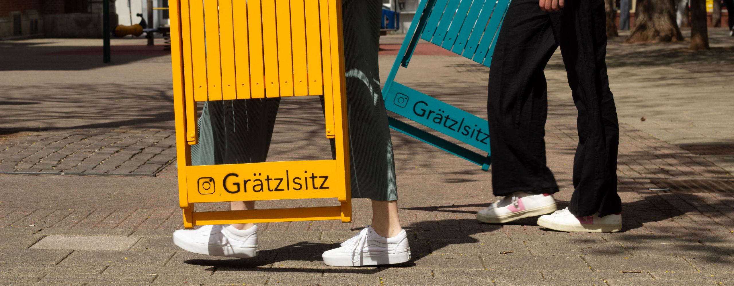 Zwei Klappstühle von Grätzlsitz am Elisabethplatz