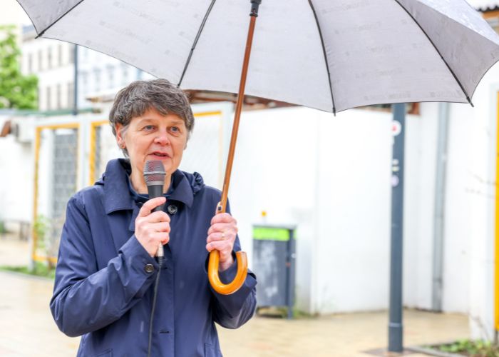 Silvia Nossek, Bezirksvorsteherin in Währing, mit Regenschirm beim Geh-Café