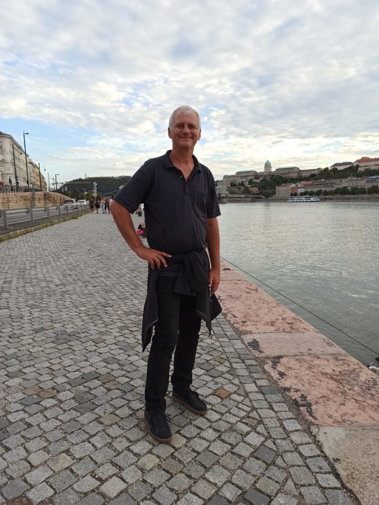 Günter am Donauufer in Budapest