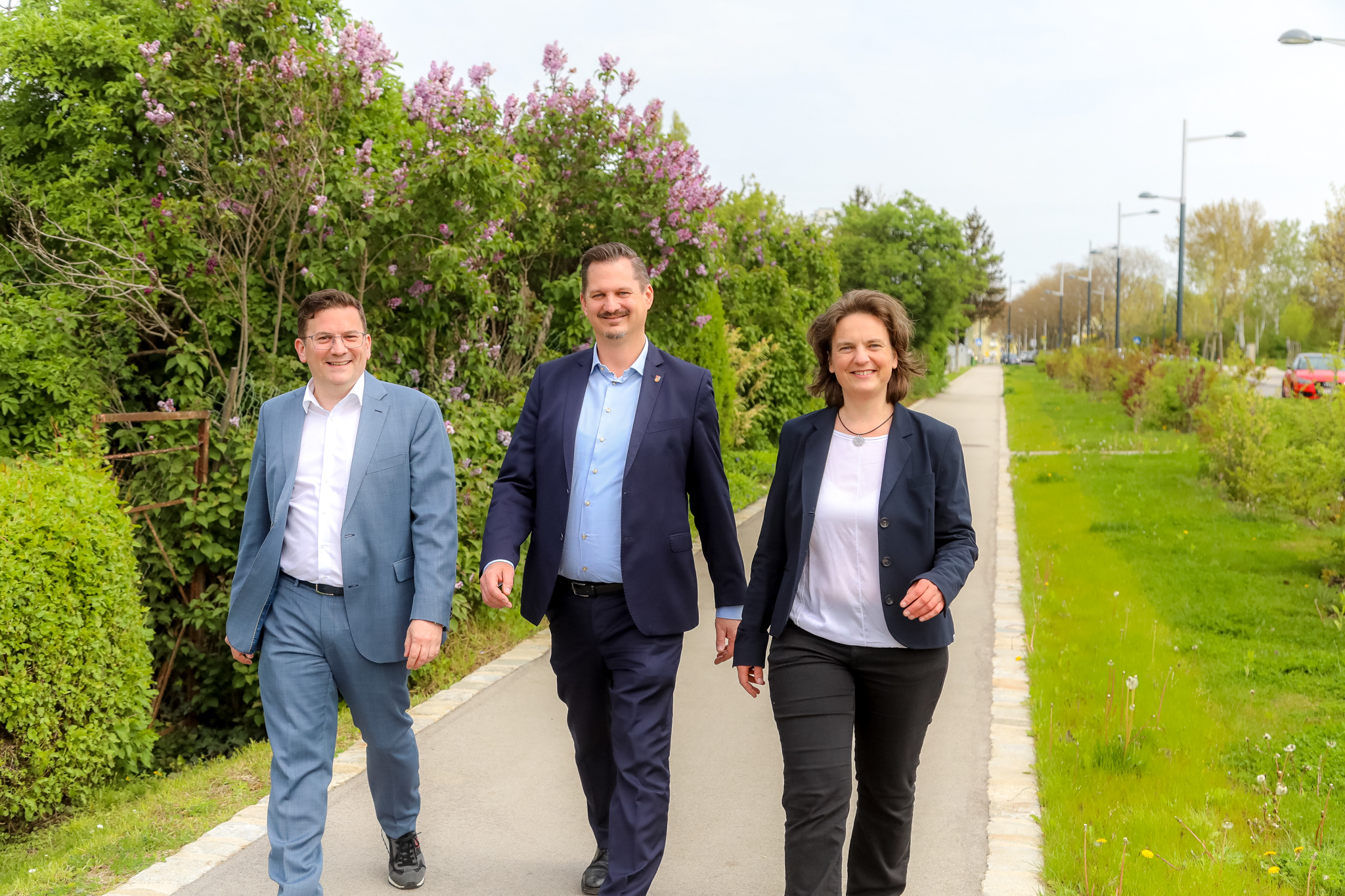 Bezirksvorsteher Wilfried Zankl und Marcus Franz mit Petra Jens