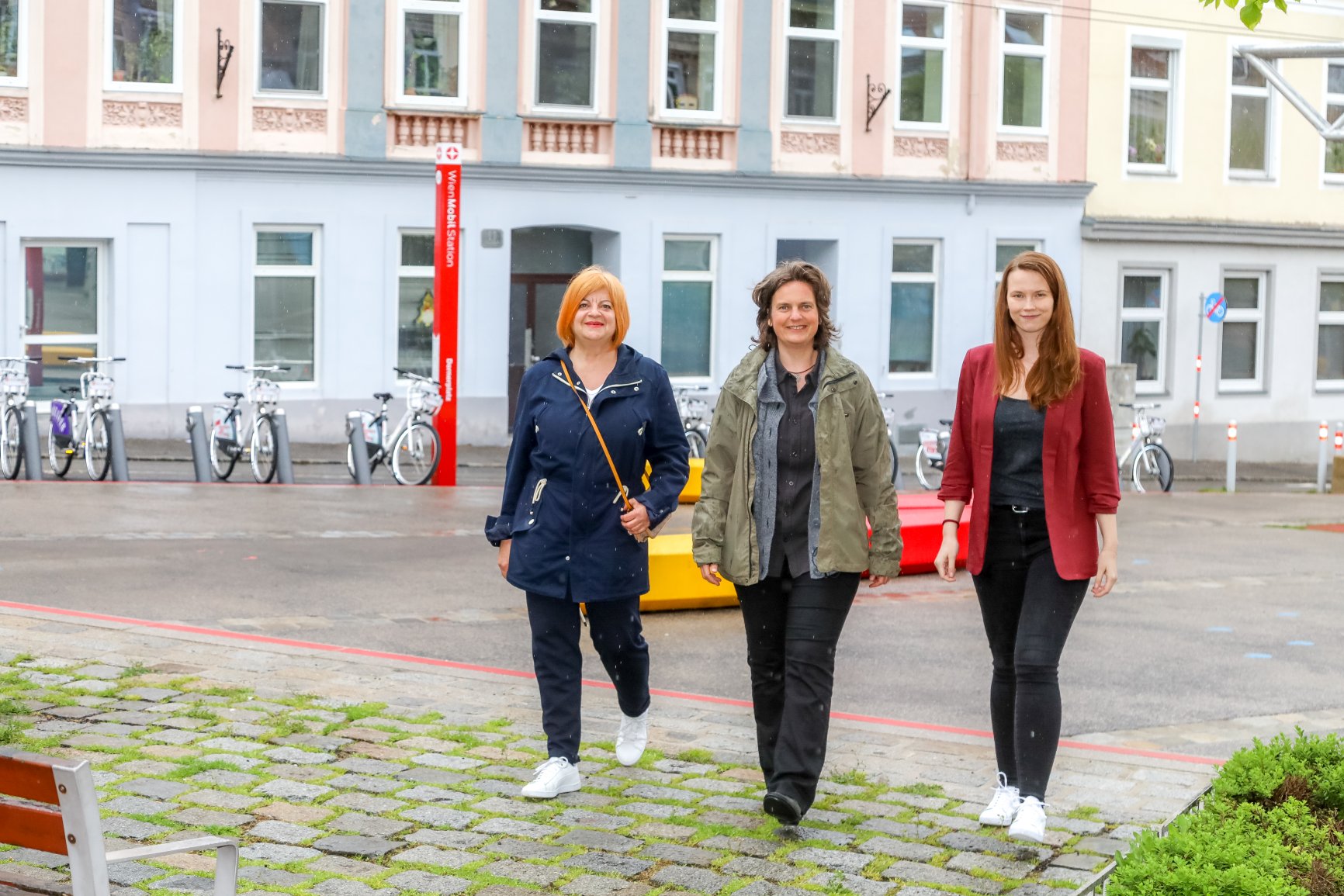 Petra Jens mit Elisabeth Mössmer-Cattalini (Vorsitzende Bezirksentwicklungskommission Hernals) und Alice Seidl (Bezirksvorsteher-Stellvertreterin Hernals)