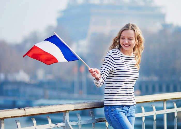 Frau mit französischer Flagge