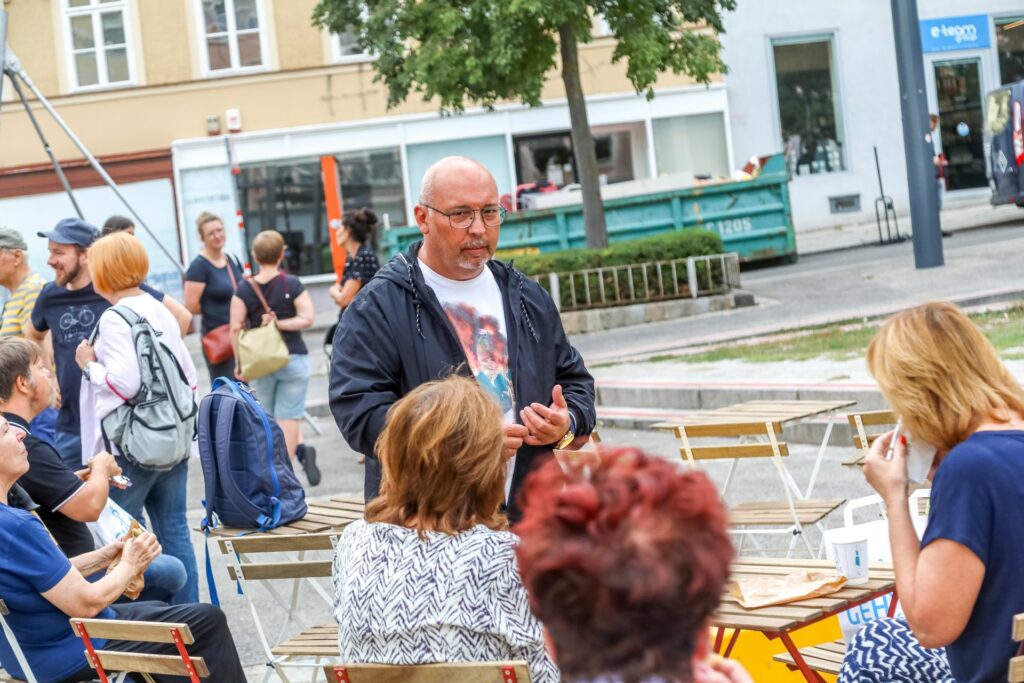 Bezirksvorsteher Peter Jagsch besucht das Geh-Café