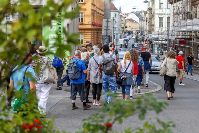 Menschen gehen entlang der Straße