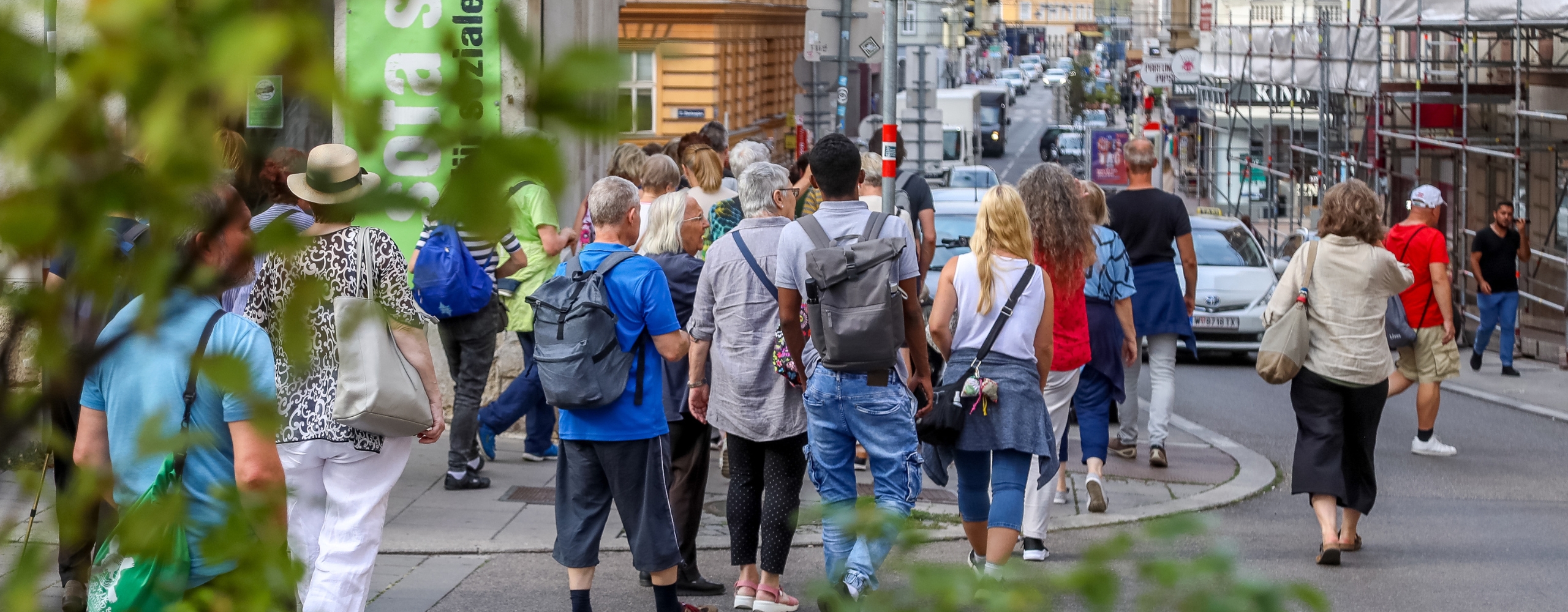 Menschen gehen eine Straße entlang