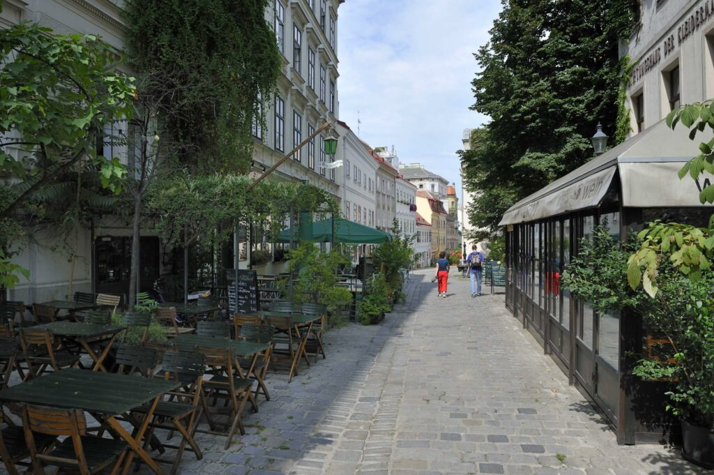 Spittelberg Gasse mit Gastgarten, 7. Bezirk