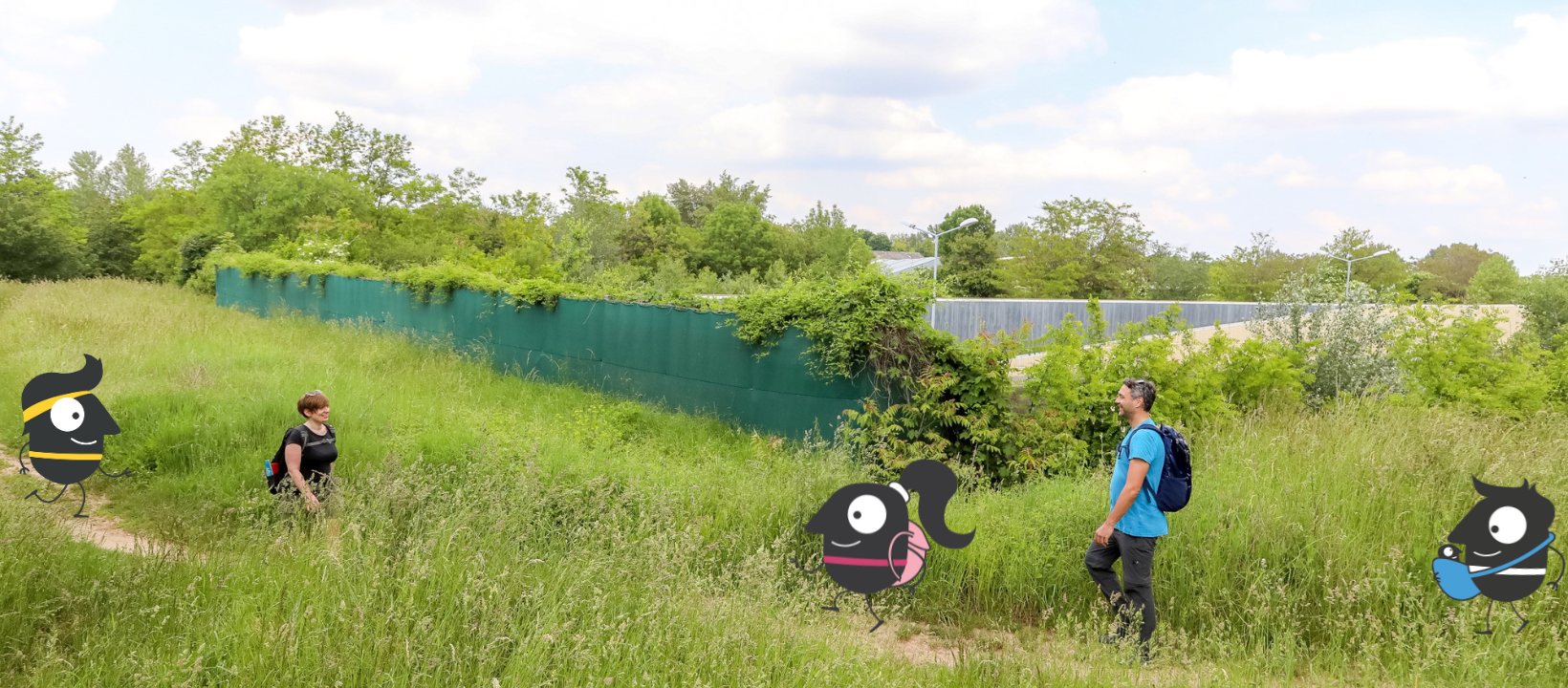 zwei Personen beim Wandern im grünen Wien. Am Bild sind auch die Maskottchen der Mobilitätswoche integriert, die ebenfalls mitwandern
