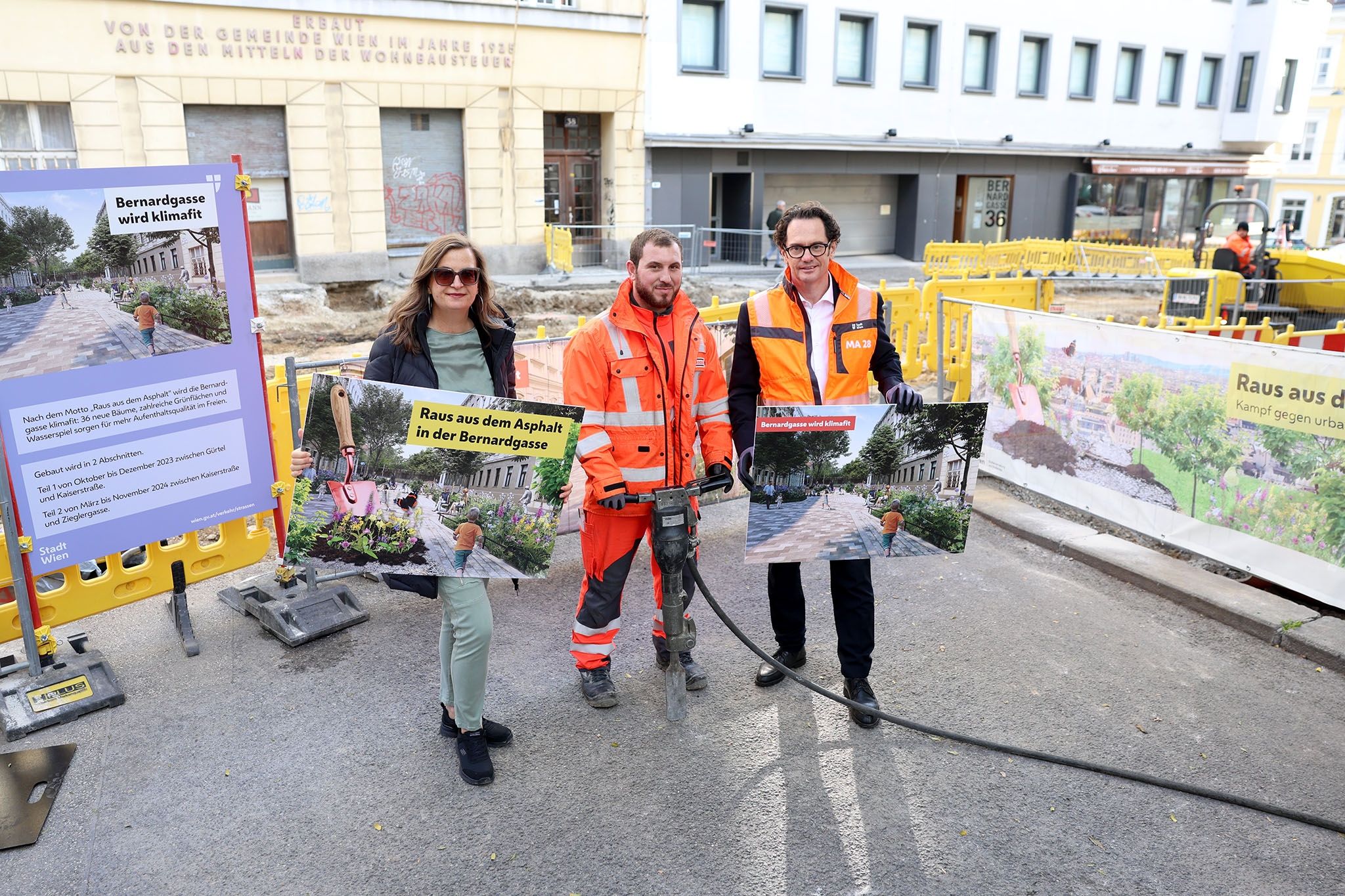 Stadträtin Ulli Sima, Bezirksvorsteher Markus Reiter und ein Bauarbeiter an der Baustelle