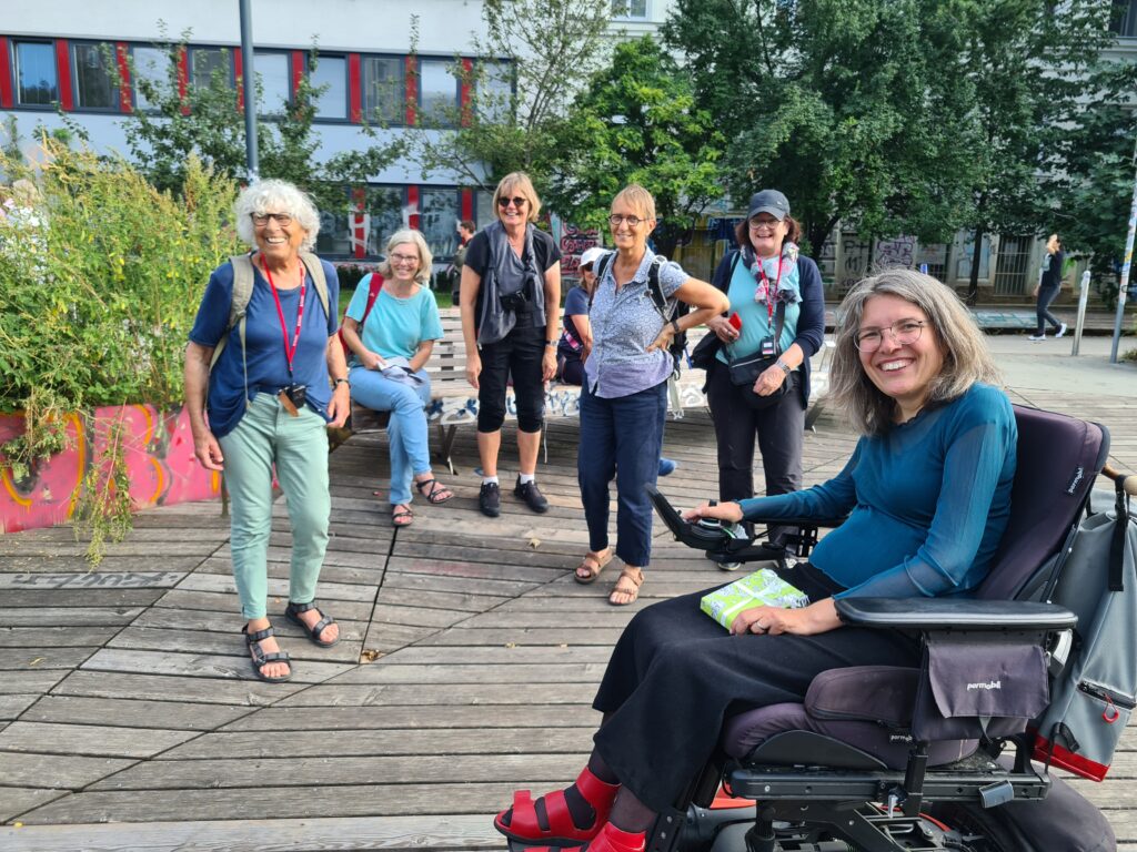 Maria Grundner mit einigen Frauen vom Verein FOPA