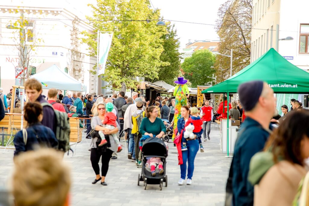 Reges Treiben beim Eröffnungsfest des neugestalteten Kutschkermarktes