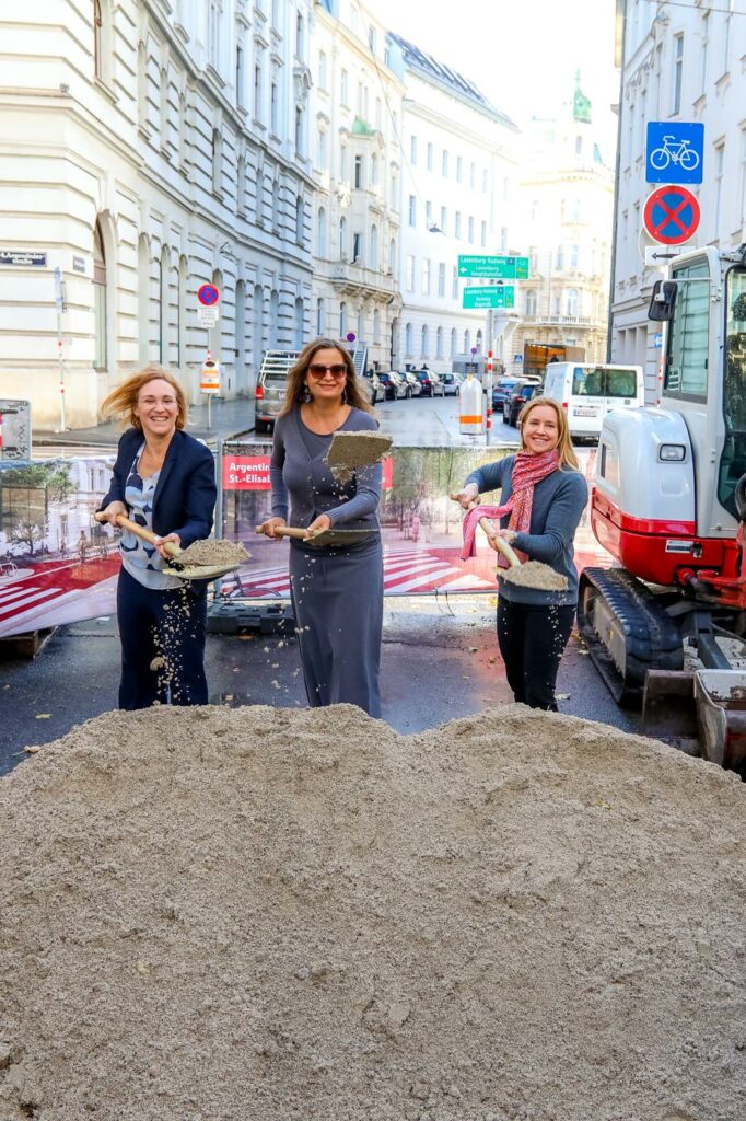 drei Politikerinnen beim symbolischen Spatenstich