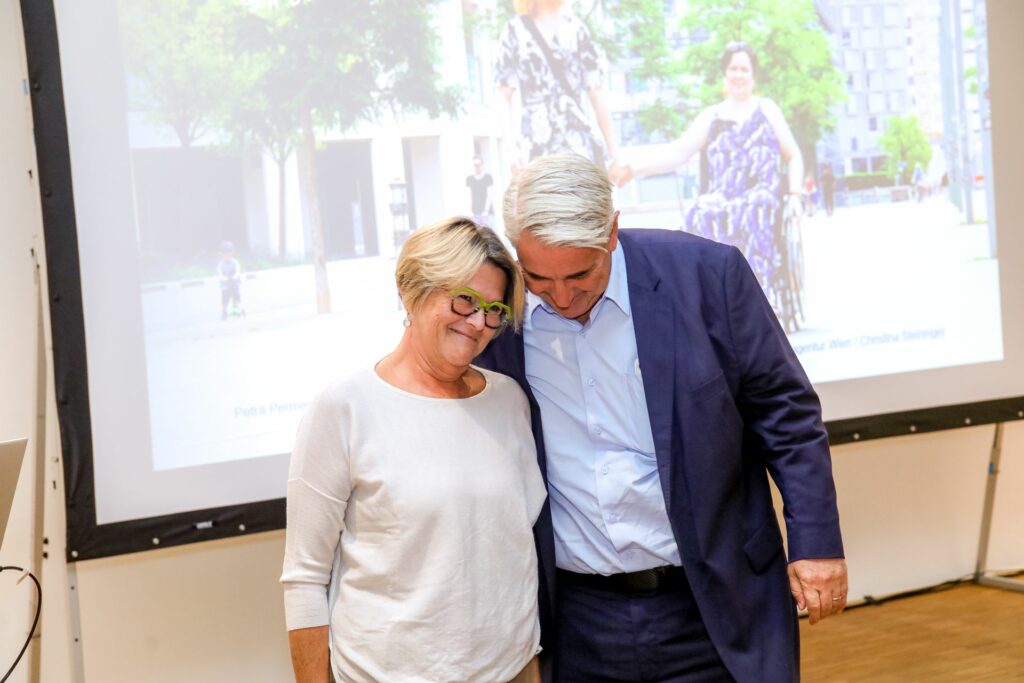 Bezirksvorsteher Ernst Nevrivy und Silvia Mathias, LiDo Beauftragten für Donaustadt